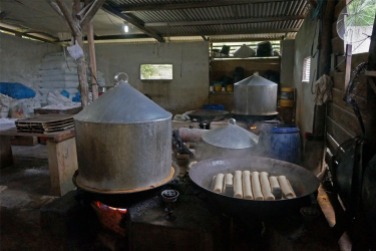 Proses pembuatan krupuk kemplang di desa Gedong